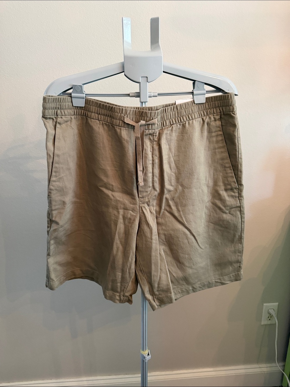 H&M Men's Drawstring Flat Front knee length Shorts - Tan